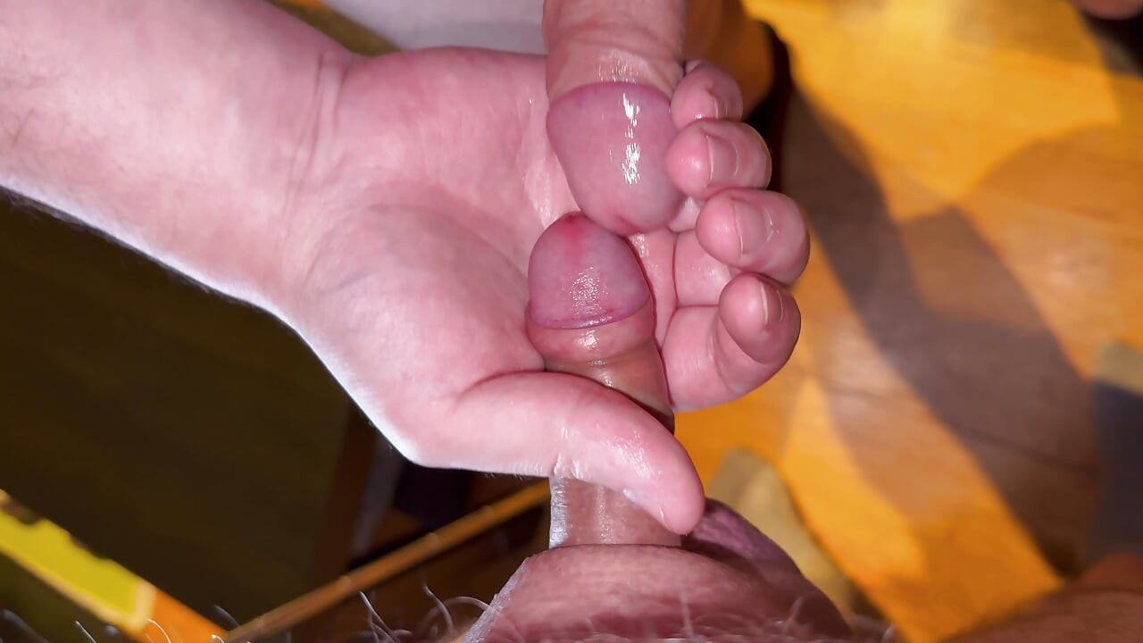 割礼を受けていない2本のコックが一緒に遊んでください-包皮と包皮、亀頭と亀頭