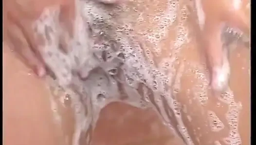 Tante nakal dengan jembut lebat lagi asik masturbasi di kamar mandi
