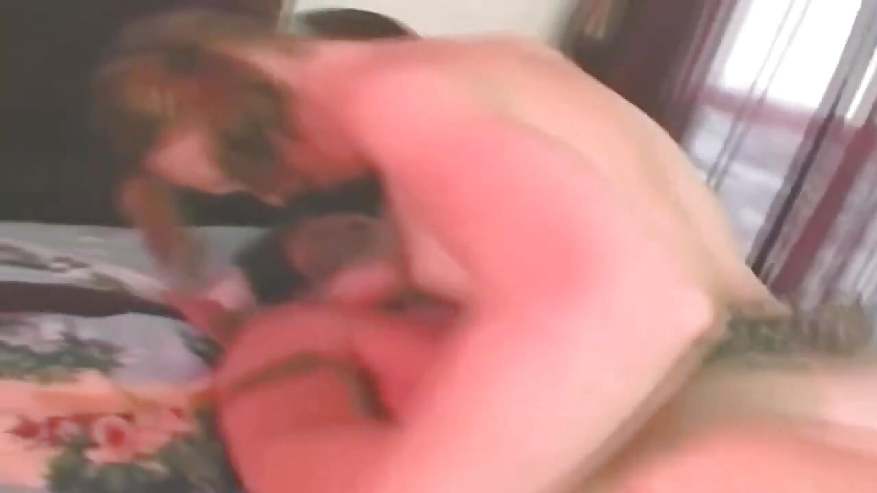 Cewek hot rambut pirang lagi asik fingering memek beceknya sampai orgasme bergetar