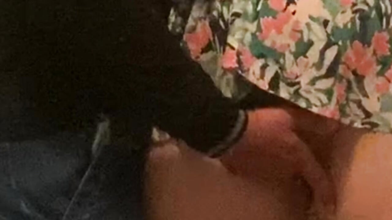 Onnekas Milf masturboi metrossa perverssin toimesta