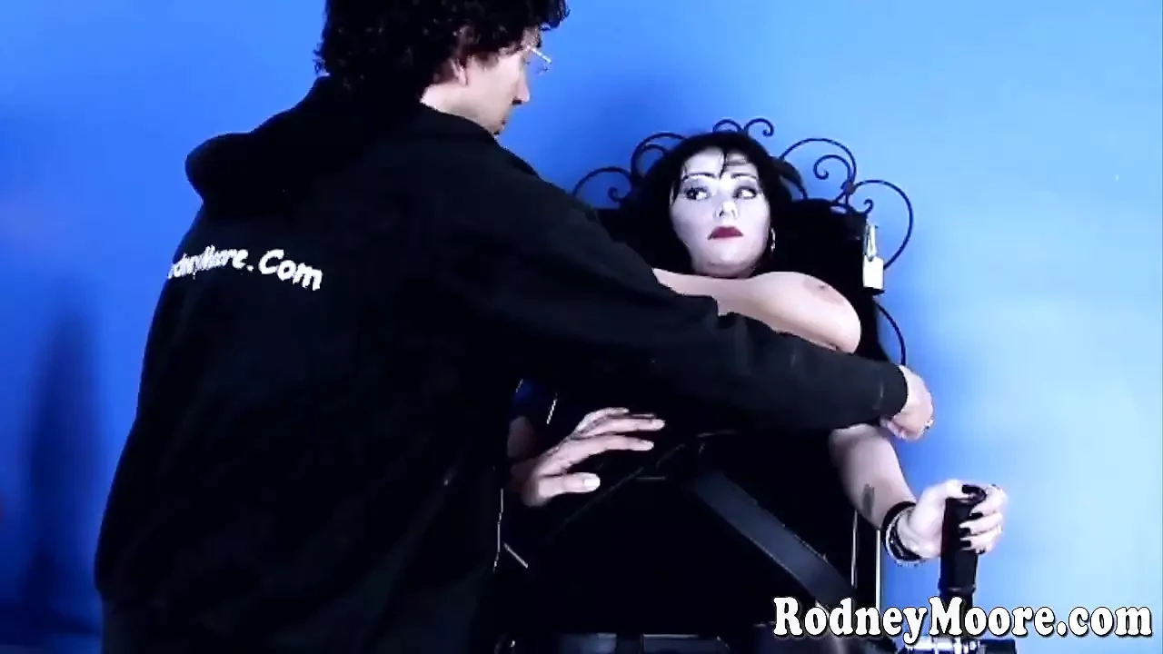 Big tits goth chick is a vampire waiting to get fucked