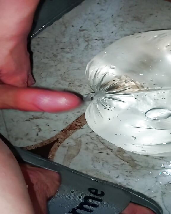 วิดีโอ POV อาบน้ําสนุกเดี่ยวในห้องน้ํา