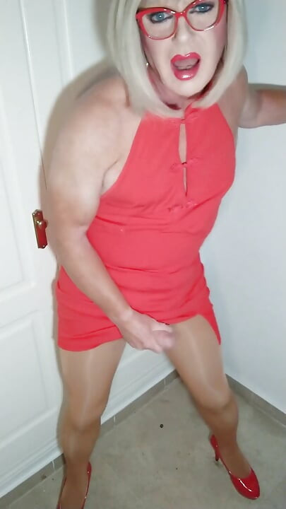 Petite robe rouge, éjacule partout