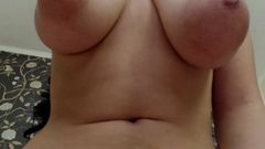 Wunderschöne sexy geschwollene große junge Brüste und Muschi reiben