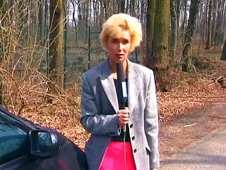 Blonda dominatoare germană se distrează cu o brunetă dolofană