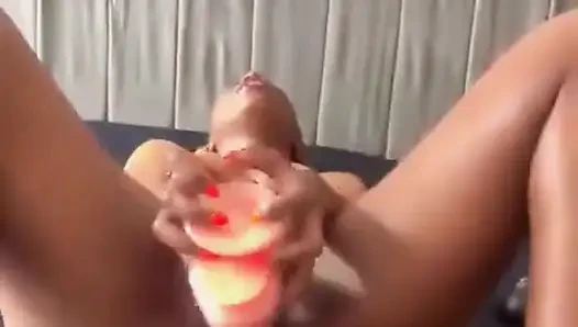 Muncrat banyak, ngentot memeknya pakai dildo sampai meringis keenakan