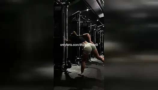 Lubang perawan 18 tahun mungil dientot habis-habisan sama deadlift slip