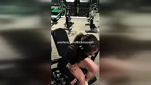 Шлюшка из колледжа жестко сквиртует на IG вживую, пока трахает киску пальцами