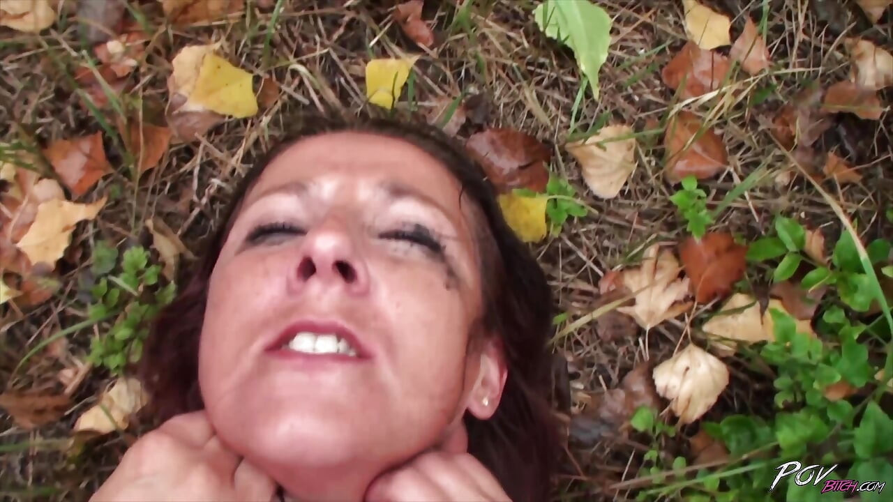 Novia tetona cachonda quiere probar una follada hardcore al aire libre