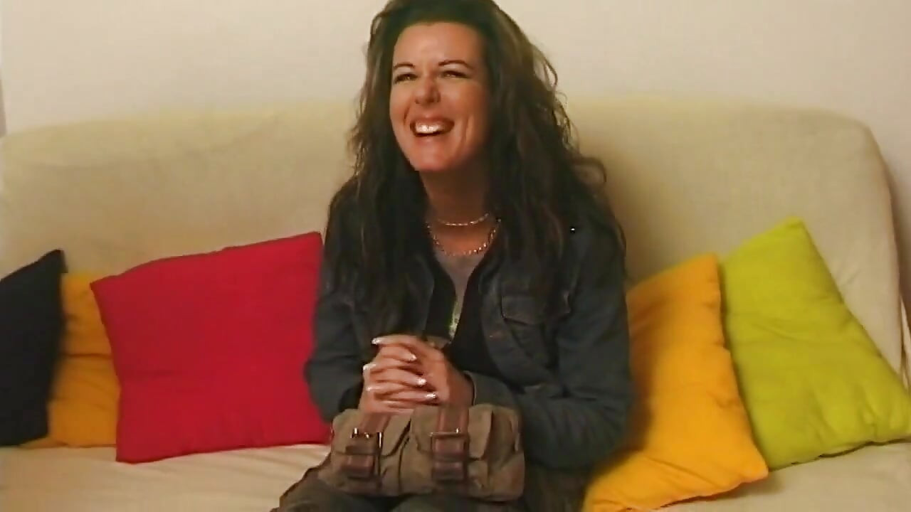 Fofa jovem morena apresenta a si mesma e seu traseiro deslumbrante