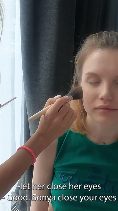 在我化妆时性交并射在我的脸上。带 Title 的新手