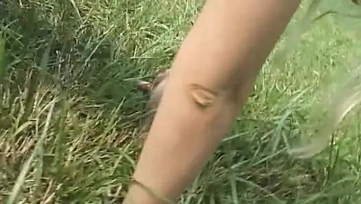 Utanmaz sarışın sürtük ormanda tek başına seks yapıyor