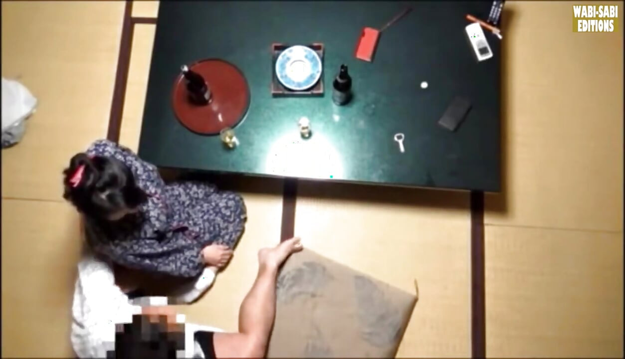 Após horas, sedução de um atendente de primavera quente capturado em uma sessão de sala privada - cena.1
