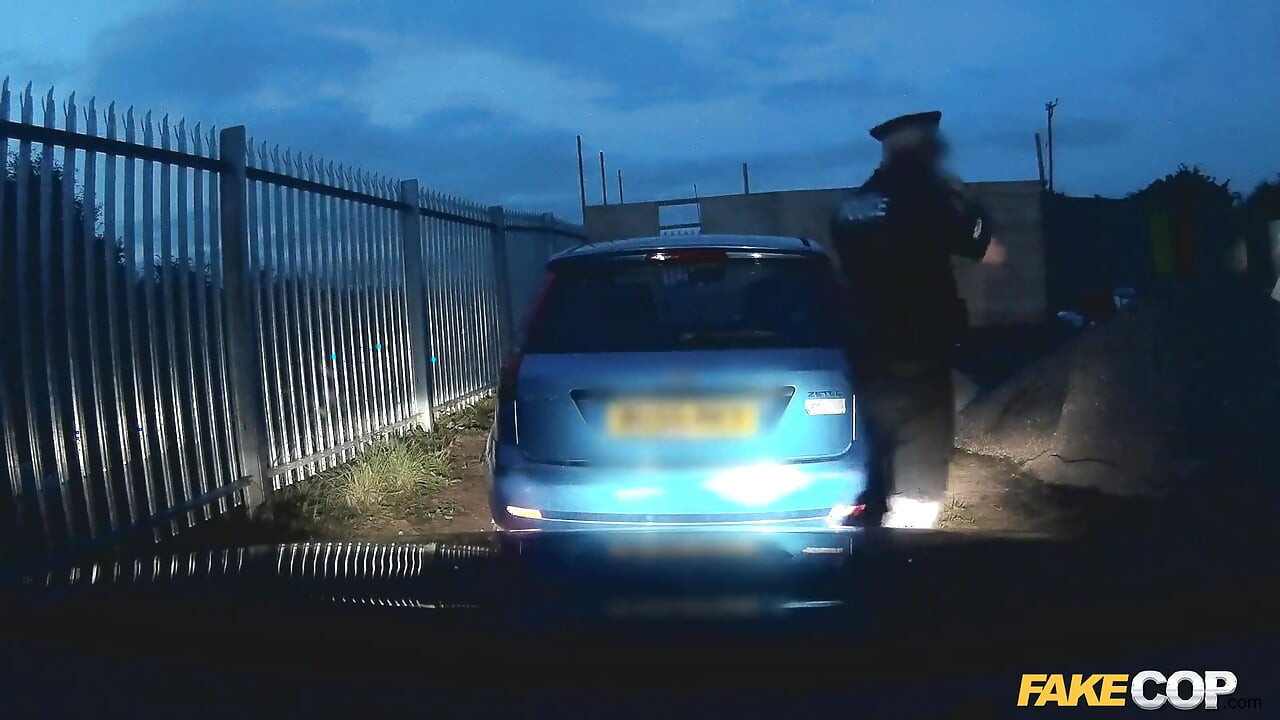 Polițist fals - mamă sexy incitantă de la sală a fost trasă pe dreapta și futută