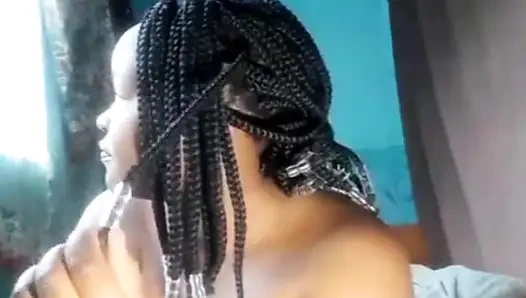 Pertunjukan memek cewek kulit hitam dengan pantat bahenol