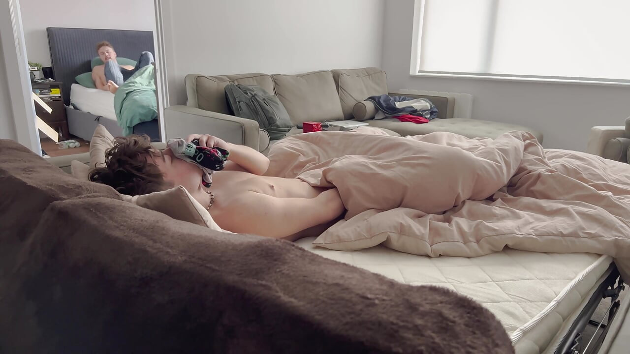 Sevimli twink rossy biraz sert anal tedavi alıyor