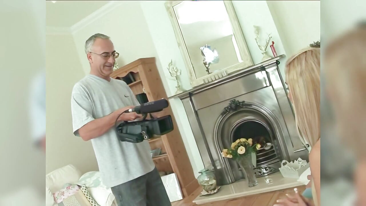 Bronzlaşmış sarışın Carmel Moore amından ağzına sikişirken yarak emiyor