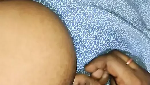 Горячая девушка Mallu трахает пальцами и мастурбирует в видео