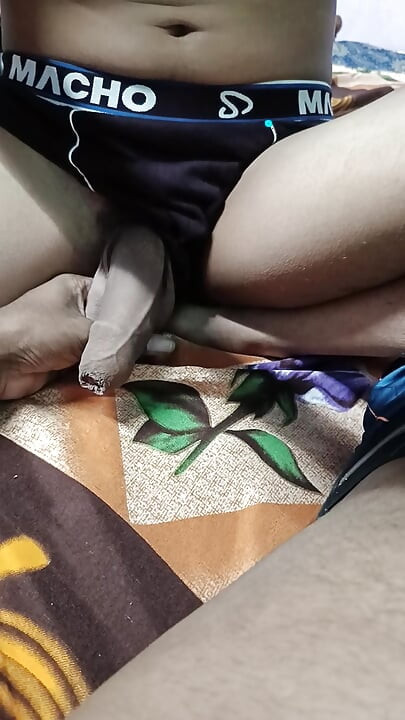 Juego desnudo y polla con amigo mientras vino por eso a mi habitación de hostal