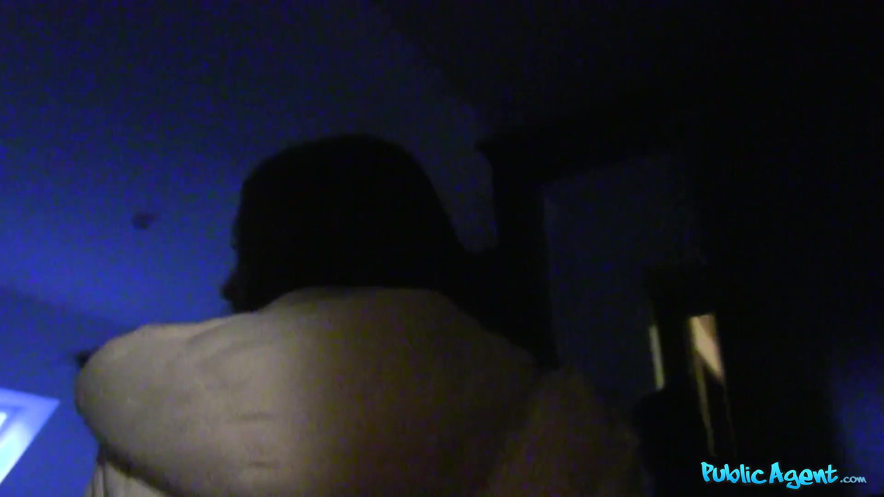 PublicAgent - 身材紧致娇小的年轻大学女郎在酒店房间里体验她的第一次大鸡巴