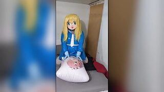 La studentessa Kigurumi blu si masturba con il respiro gonfiabile