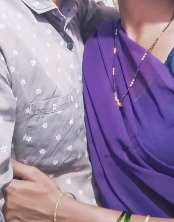 Marathi Bhabhi cunhada lambeu o sorvete .on Dick