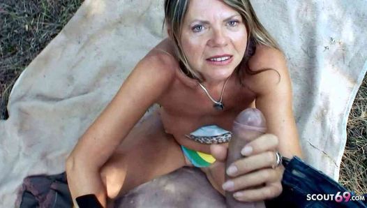Młody facet uwodzi 75-letnią babcię na seks na świeżym powietrzu w pobliżu plaży