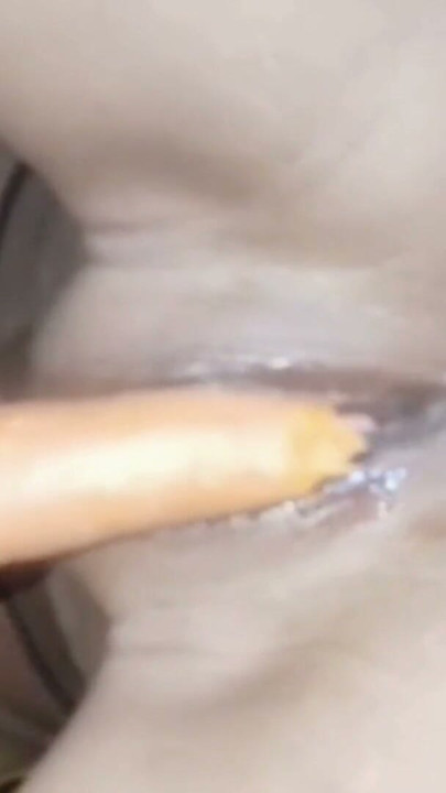 Indian girl apni chut ko sahlate huye gajar se | Clip 1