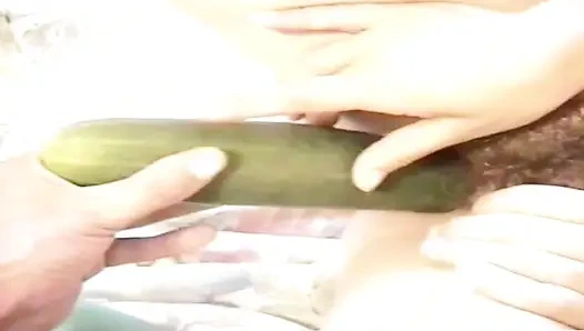 Bei meinem ersten mal nahm ich eine riesige gurke und bat um eine noch größere und dickere