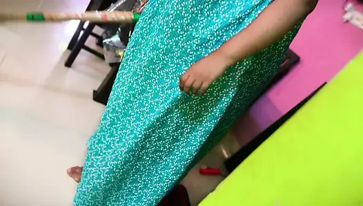 Pov: pembantu india dengan pantat bahenol lagi asik menyapu kamarku sambil bugil & toket besarnya lagi asik ngocok kontol - seks mms