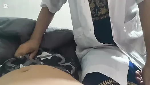 Aku berhubungan seks dengan perawat rumah sakit. Memek sempit suster india pertama kali dicrot di dalam