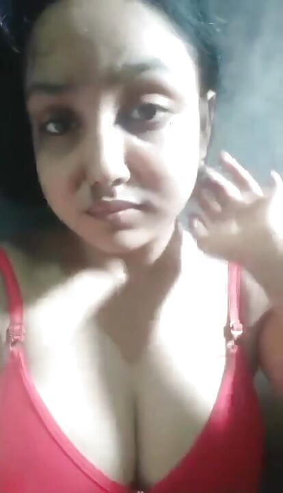 Indyjska dziewczyna sama we własnym pokoju