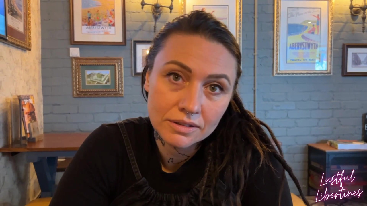 私の家を破壊する小便痴女元に誘惑された