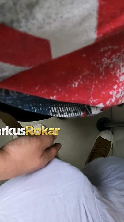 Nadržená babička se pomalu dotýká mého ptáka v přeplněný vlak