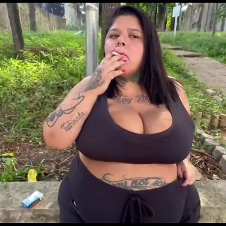 Zeița BBW fumând țigara în public