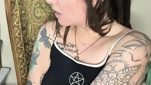 Achselhöhlenanbetung und rauchendes necken mit Chery trees