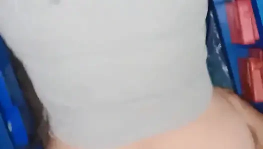 Amateurin im Lagerhaus: blowjob und stehender sex