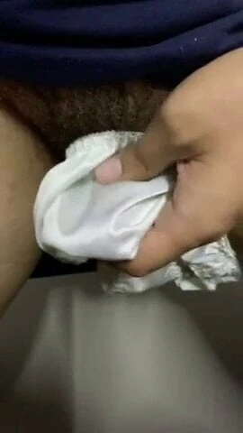 Thai, weißes Nylonhöschen kommt
