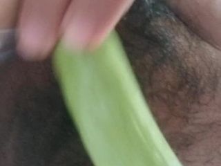 Wanhopige Indische vrouw neukt haar poesje met komkommer