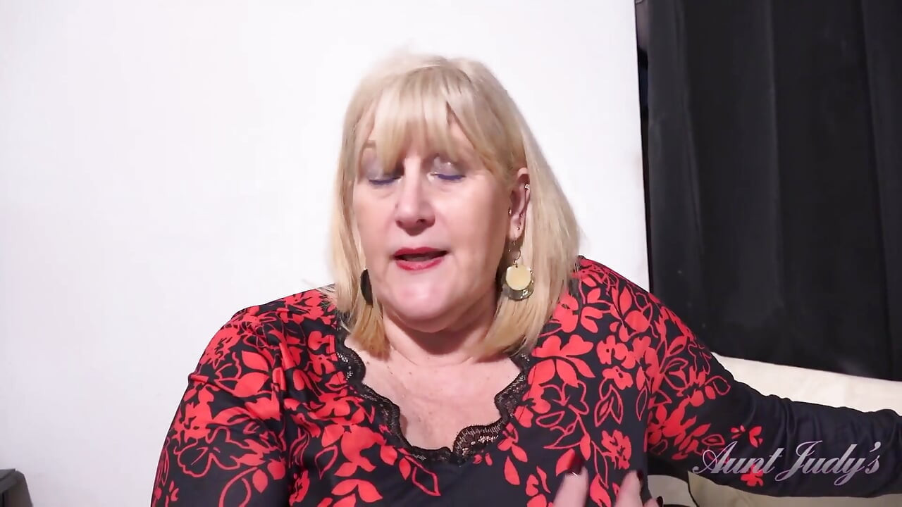 Auntjudys - dojrzała BBW Catherine Może potrzebuje ogrodnika dla jej owłosionego krzewu