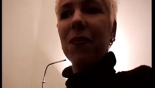 Seksi Alman sarışın oyuncaklarla oynuyor ve azgın çifti sikiyor