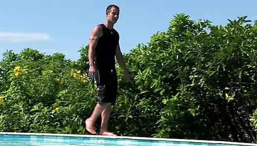 Seks di kolam renang sama cewek hot rambut pirang