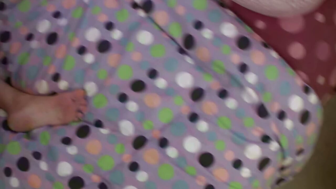 戴十字架項鍊的嬌小黑髮女郎 - 第一人稱口交