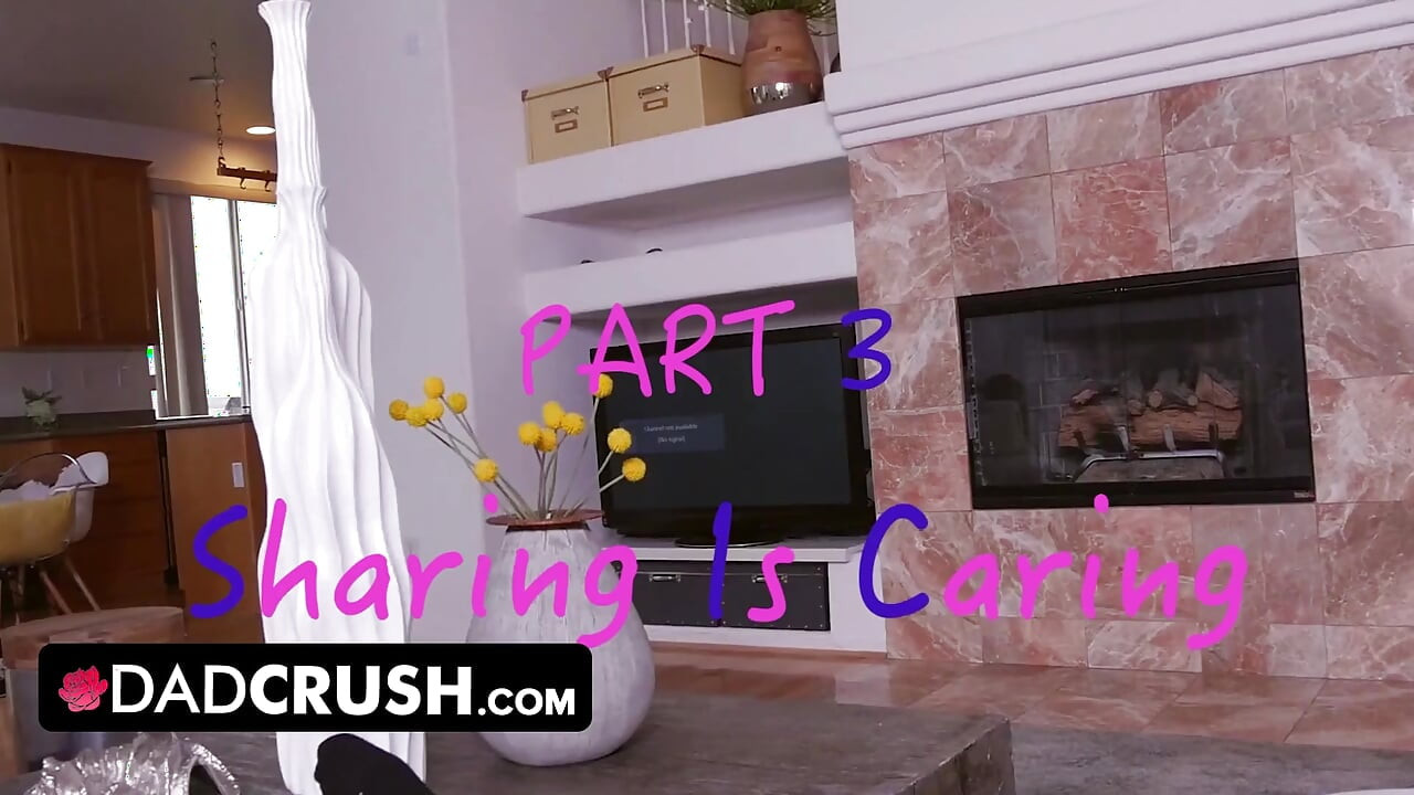 Dadcrush - gata sexy tira a roupa para lavar a roupa recebe sua vulva apertada perfurada