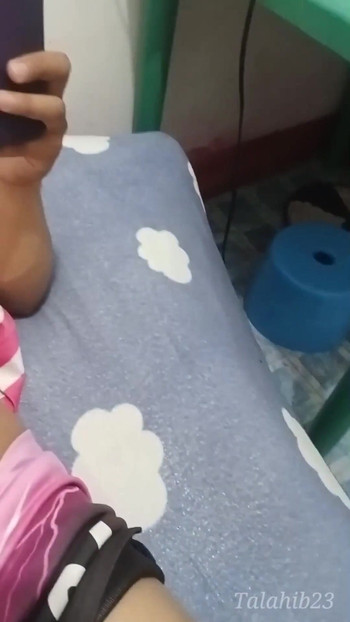 我的继子在玩s-talahib23时变得欲望 | 短片 1