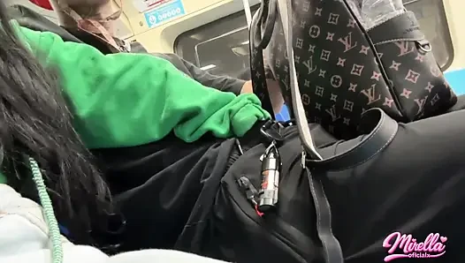 Она не может смотреть на отметку громкости и затащила меня внутри метро Сан-Паулу