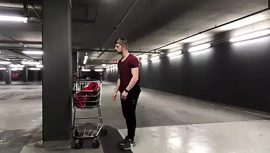 Niemiecki chłopak nago w publicznym garażu ma sesję szarpiącą się na świeżym powietrzu