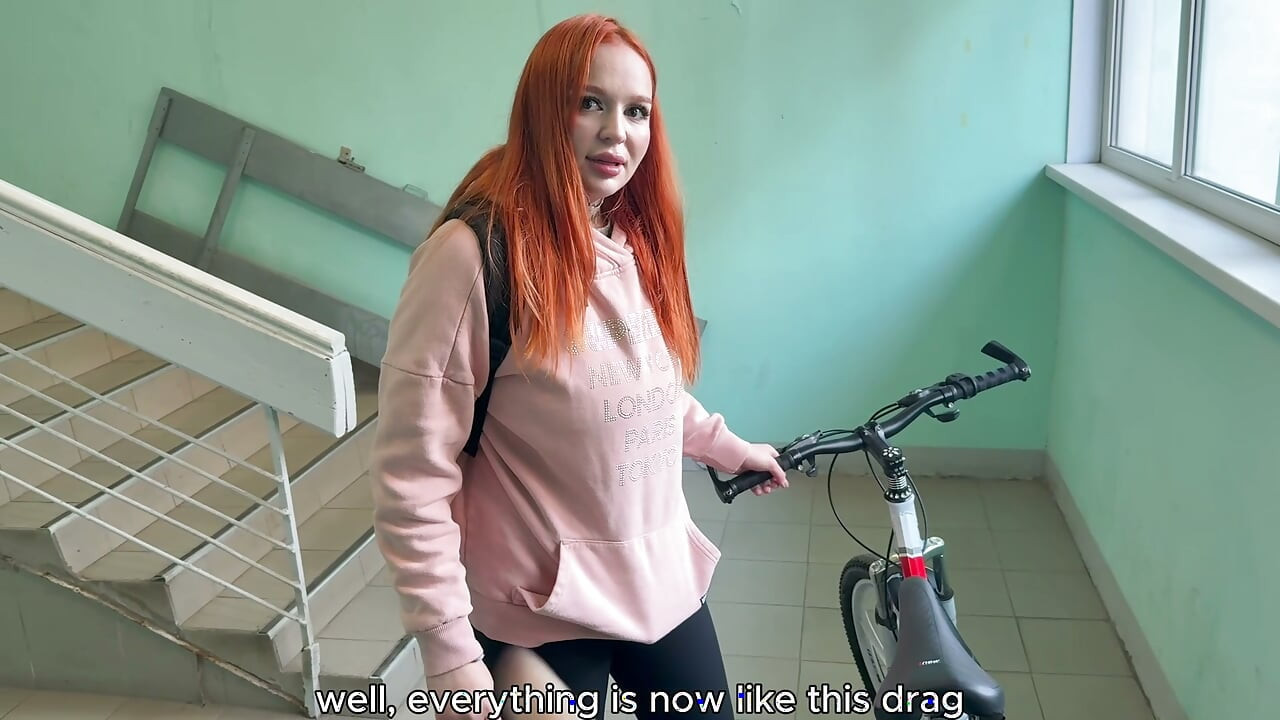 O estranho na bicicleta acabou por ser uma garota muito gostosa.