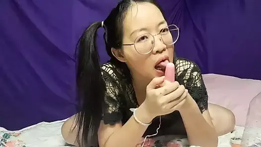 Супер сексуальная симпатичная азиатская девушка показывает свое тело и играет с ее вибратором