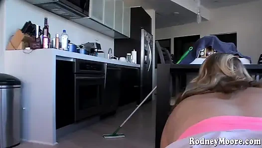 Büyük Memeli Ateşli Dolgun Kadın Sakso Çekiyor